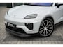 Porsche Macan 4 100 kWh Ijsgrijs | Luchtvering | Head-Up Display | 18- Voudige Stoelen | Panoramadak | Passengerdisplay | Trekhaak | Bose Audio | Innodrive