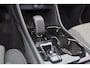 Volvo XC40 B3 Plus Black Edition - IntelliSafe Assist & Surround - 360º Camera - Harman Kardon audio - Adaptieve LED koplampen - Verwarmde voorstoelen & stuur - Parkeersensoren voor & achter - Elektr. bedienb. voorstoelen met geheugen links - Draadloze tel. lader - Standkachel - Extra getint glas - 20' LMV