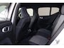Volvo XC40 B3 Plus Black Edition - IntelliSafe Assist & Surround - 360º Camera - Harman Kardon audio - Adaptieve LED koplampen - Verwarmde voorstoelen & stuur - Parkeersensoren voor & achter - Elektr. bedienb. voorstoelen met geheugen links - Draadloze tel. lader - Standkachel - Extra getint glas - 20' LMV