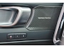 Volvo XC40 B3 Plus Black Edition - IntelliSafe Assist & Surround - 360º Camera - Harman Kardon audio - Adaptieve LED koplampen - Verwarmde voorstoelen & stuur - Parkeersensoren voor & achter - Elektr. bedienb. voorstoelen met geheugen links - Draadloze tel. lader - Standkachel - Extra getint glas - 20' LMV