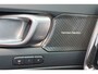 Volvo EX40 Extended Range Ultra 82 kWh - Panorama/schuifdak - IntelliSafe Assist & Surround - 360º Camera - Harman/Kardon audio - Verwarmde voorstoelen & stuur - Parkeersensoren voor & achter - Elektr. bedienb. voorstoelen met geheugen links - Draadloze tel. lader - Warmtepomp - Extra getint glas - 19' LMV