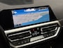 BMW 3-Serie 320e High Executive 204Pk Automaat (PANORAMADAK, HEAD-UP DISPLAY, MEMORY SEATS, LASER KOPLAMPEN, LEDER, STUUR/STOELVERWARMING, 360 CAMERA, APPLE CARPLAY, SFEERVERLICHTING, GETINT GLAS, NIEUWSTAAT)