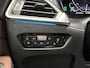 BMW 3-Serie 320e High Executive 204Pk Automaat (PANORAMADAK, HEAD-UP DISPLAY, MEMORY SEATS, LASER KOPLAMPEN, LEDER, STUUR/STOELVERWARMING, 360 CAMERA, APPLE CARPLAY, SFEERVERLICHTING, GETINT GLAS, NIEUWSTAAT)