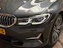 BMW 3-Serie 320e High Executive 204Pk Automaat (PANORAMADAK, HEAD-UP DISPLAY, MEMORY SEATS, LASER KOPLAMPEN, LEDER, STUUR/STOELVERWARMING, 360 CAMERA, APPLE CARPLAY, SFEERVERLICHTING, GETINT GLAS, NIEUWSTAAT)