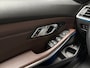 BMW 3-Serie 320e High Executive 204Pk Automaat (PANORAMADAK, HEAD-UP DISPLAY, MEMORY SEATS, LASER KOPLAMPEN, LEDER, STUUR/STOELVERWARMING, 360 CAMERA, APPLE CARPLAY, SFEERVERLICHTING, GETINT GLAS, NIEUWSTAAT)
