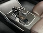 BMW 3-Serie 320e High Executive 204Pk Automaat (PANORAMADAK, HEAD-UP DISPLAY, MEMORY SEATS, LASER KOPLAMPEN, LEDER, STUUR/STOELVERWARMING, 360 CAMERA, APPLE CARPLAY, SFEERVERLICHTING, GETINT GLAS, NIEUWSTAAT)