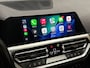 BMW 3-Serie 320e High Executive 204Pk Automaat (PANORAMADAK, HEAD-UP DISPLAY, MEMORY SEATS, LASER KOPLAMPEN, LEDER, STUUR/STOELVERWARMING, 360 CAMERA, APPLE CARPLAY, SFEERVERLICHTING, GETINT GLAS, NIEUWSTAAT)