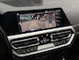 BMW 3-Serie 320e High Executive 204Pk Automaat (PANORAMADAK, HEAD-UP DISPLAY, MEMORY SEATS, LASER KOPLAMPEN, LEDER, STUUR/STOELVERWARMING, 360 CAMERA, APPLE CARPLAY, SFEERVERLICHTING, GETINT GLAS, NIEUWSTAAT)