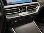 BMW 3-Serie 320e High Executive 204Pk Automaat (PANORAMADAK, HEAD-UP DISPLAY, MEMORY SEATS, LASER KOPLAMPEN, LEDER, STUUR/STOELVERWARMING, 360 CAMERA, APPLE CARPLAY, SFEERVERLICHTING, GETINT GLAS, NIEUWSTAAT)