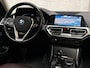 BMW 3-Serie 320e High Executive 204Pk Automaat (PANORAMADAK, HEAD-UP DISPLAY, MEMORY SEATS, LASER KOPLAMPEN, LEDER, STUUR/STOELVERWARMING, 360 CAMERA, APPLE CARPLAY, SFEERVERLICHTING, GETINT GLAS, NIEUWSTAAT)