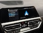 BMW 3-Serie 320e High Executive 204Pk Automaat (PANORAMADAK, HEAD-UP DISPLAY, MEMORY SEATS, LASER KOPLAMPEN, LEDER, STUUR/STOELVERWARMING, 360 CAMERA, APPLE CARPLAY, SFEERVERLICHTING, GETINT GLAS, NIEUWSTAAT)
