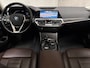 BMW 3-Serie 320e High Executive 204Pk Automaat (PANORAMADAK, HEAD-UP DISPLAY, MEMORY SEATS, LASER KOPLAMPEN, LEDER, STUUR/STOELVERWARMING, 360 CAMERA, APPLE CARPLAY, SFEERVERLICHTING, GETINT GLAS, NIEUWSTAAT)