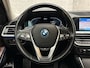 BMW 3-Serie 320e High Executive 204Pk Automaat (PANORAMADAK, HEAD-UP DISPLAY, MEMORY SEATS, LASER KOPLAMPEN, LEDER, STUUR/STOELVERWARMING, 360 CAMERA, APPLE CARPLAY, SFEERVERLICHTING, GETINT GLAS, NIEUWSTAAT)