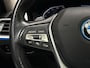 BMW 3-Serie 320e High Executive 204Pk Automaat (PANORAMADAK, HEAD-UP DISPLAY, MEMORY SEATS, LASER KOPLAMPEN, LEDER, STUUR/STOELVERWARMING, 360 CAMERA, APPLE CARPLAY, SFEERVERLICHTING, GETINT GLAS, NIEUWSTAAT)