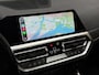 BMW 3-Serie 320e High Executive 204Pk Automaat (PANORAMADAK, HEAD-UP DISPLAY, MEMORY SEATS, LASER KOPLAMPEN, LEDER, STUUR/STOELVERWARMING, 360 CAMERA, APPLE CARPLAY, SFEERVERLICHTING, GETINT GLAS, NIEUWSTAAT)