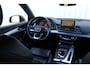 Audi Q5 55 TFSI e quattro Competition | Incl. 12 maanden garantie | Memory seat | Parkeercamera | Parkeersensoren | Stoelverwarming voor & achter | Bluetooth | Navigatie | Adaptieve Cruise control | Afneembare Trekhaak | Bang & Olufsen |