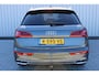 Audi Q5 55 TFSI e quattro Competition | Incl. 12 maanden garantie | Memory seat | Parkeercamera | Parkeersensoren | Stoelverwarming voor & achter | Bluetooth | Navigatie | Adaptieve Cruise control | Afneembare Trekhaak | Bang & Olufsen |