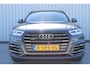 Audi Q5 55 TFSI e quattro Competition | Incl. 12 maanden garantie | Memory seat | Parkeercamera | Parkeersensoren | Stoelverwarming voor & achter | Bluetooth | Navigatie | Adaptieve Cruise control | Afneembare Trekhaak | Bang & Olufsen |