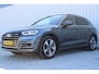 Audi Q5 55 TFSI e quattro Competition | Incl. 12 maanden garantie | Memory seat | Parkeercamera | Parkeersensoren | Stoelverwarming voor & achter | Bluetooth | Navigatie | Adaptieve Cruise control | Afneembare Trekhaak | Bang & Olufsen |