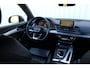 Audi Q5 55 TFSI e quattro Competition | Incl. 12 maanden garantie | Memory seat | Parkeercamera | Parkeersensoren | Stoelverwarming voor & achter | Bluetooth | Navigatie | Adaptieve Cruise control | Afneembare Trekhaak | Bang & Olufsen |