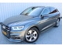 Audi Q5 55 TFSI e quattro Competition | Incl. 12 maanden garantie | Memory seat | Parkeercamera | Parkeersensoren | Stoelverwarming voor & achter | Bluetooth | Navigatie | Adaptieve Cruise control | Afneembare Trekhaak | Bang & Olufsen |