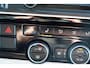Volkswagen Multivan Kombi 2.0 TDI L1H1 | CMC hefdak | LED | Trekhaak | ACC | Apple CarPlay | Elektrische stoelen | Elektrische schuifdeuren | Parkeercamera | Parkeersensoren | Lederen interieur | 6-zitplaatsen | Elektrische kofferklep | Highline |