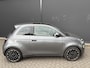 Fiat 500 La Prima by bocelli 42 kWh full option Achteruitrijcamera - Airco - Apple carplay - Navigatie - Parkeersensoren - Panorama dak - Stoelverwarming - Cruise control - Dodehoek detector - Elektrische ramen - Led verlichting - Bluetoot - Keyless start - Stuur leder - Stuur multifunctioneel - Licht metalen velgen 17 inch