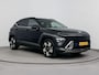 Hyundai Kona 1.6 GDI HEV PREMIUM SKY | NAVI | OPEN DAK | LEDER | 360 CAMERA | CLIMA | CRUISE ADAPT. | STOEL- & STUURVERWARMING + COOLING | APPLE CAR PLAY & ANDROID AUTO | 18'' LM VELGEN | FABRIEKSGARANTIE GELDIG T/M 2-2030! |