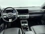 Hyundai Kona 1.6 GDI HEV PREMIUM SKY | NAVI | OPEN DAK | LEDER | 360 CAMERA | CLIMA | CRUISE ADAPT. | STOEL- & STUURVERWARMING + COOLING | APPLE CAR PLAY & ANDROID AUTO | 18'' LM VELGEN | FABRIEKSGARANTIE GELDIG T/M 2-2030! |