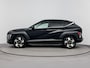 Hyundai Kona 1.6 GDI HEV PREMIUM SKY | NAVI | OPEN DAK | LEDER | 360 CAMERA | CLIMA | CRUISE ADAPT. | STOEL- & STUURVERWARMING + COOLING | APPLE CAR PLAY & ANDROID AUTO | 18'' LM VELGEN | FABRIEKSGARANTIE GELDIG T/M 2-2030! |