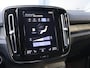 Volvo XC40 1.5 T4 211 pk Plug-in hybrid Ultimate Dark | Trekhaak | Camera | ACC | Harman Kardon | Bestuurdersstoel met Geheugen | Carplay | Elektrische Klep | Stoel + Stuurverwarming |