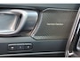 Volvo EX40 Performance Ultra 82 kWh - Panorama/schuifdak - IntelliSafe Assist & Surround - 360º Camera - Harman/Kardon audio - Adaptieve LED koplampen - Verwarmde voorstoelen, stuur & achterbank - Parkeersensoren voor & achter - Warmtepomp - Extra getint glas - Inklapbare trekhaak - 20' LMV