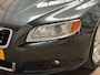 Volvo V70 1.6 T4 R-Design 179Pk Automaat (NAVIGATIE, LEDER, CLIMATE, STOELVERWARMING, SPORTSTOELEN, PARKEERSENSOREN, CRUISE, NIEUWE APK, NIEUWSTAAT)