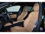 Volvo V60 T6 Plug-in hybrid AWD Plus Dark - Panorama/schuifdak - Nappaleder met ventilatie - Exterieur Styling Pakket - IntelliSafe Assist & Surround - 360º Camera - Head-up Display - Harman/Kardon audio - Elektrisch verstel. voorstoelen met geheugen - Verwarmbare voorstoelen voor achter & stuurwiel - 19' wielen