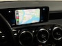 Mercedes-Benz A-klasse 160 Sport (APPLE CARPLAY, GROOT NAVI, CAMERA, LEDER, ZWART HEMEL, SPORTSTOELEN, CRUISE, LANE ASSIST, NIEUWSTAAT)