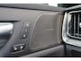 Volvo V60 T6 Recharge AWD Plus Dark - IntelliSafe Assist & Surround - 360º Camera - Harman/Kardon audio - Verwarmde voorstoelen, stuur & achterbank - Parkeersensoren voor & achter - Elektr. bedienb. voorstoelen met geheugen - Inklapbare trekhaak - 18' LMV