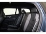Volvo V60 T6 Recharge AWD Plus Dark - IntelliSafe Assist & Surround - 360º Camera - Harman/Kardon audio - Verwarmde voorstoelen, stuur & achterbank - Parkeersensoren voor & achter - Elektr. bedienb. voorstoelen met geheugen - Inklapbare trekhaak - 18' LMV