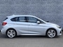BMW 2-Serie Active Tourer 220i High Executive | M-Sport | Head-up Display | Achteruitrijcamera | Elektrisch Verstelbare Voorstoelen | Trekhaak | Lederen Bekleding | Navigatie | Elektrische Achterklep | Lichtmetalen Velgen 18 inch | Stoelverwarming