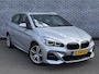 BMW 2-Serie Active Tourer 220i High Executive | M-Sport | Head-up Display | Achteruitrijcamera | Elektrisch Verstelbare Voorstoelen | Trekhaak | Lederen Bekleding | Navigatie | Elektrische Achterklep | Lichtmetalen Velgen 18 inch | Stoelverwarming