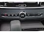 Volvo S90 T8 AWD Plus Dark - Luchtvering - Panorama/schuifdak - IntelliSafe Assist & Surround - 360º Camera - Harman/Kardon audio - Adaptieve LED koplampen - Verwarmde voorstoelen, stuur & achterbank - Parkeersensoren voor & achter - Elektr. bedienb. voorstoelen met geheugen - Extra getint glas - 20' LMV