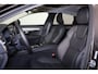 Volvo S90 T8 AWD Plus Dark - Luchtvering - Panorama/schuifdak - IntelliSafe Assist & Surround - 360º Camera - Harman/Kardon audio - Adaptieve LED koplampen - Verwarmde voorstoelen, stuur & achterbank - Parkeersensoren voor & achter - Elektr. bedienb. voorstoelen met geheugen - Extra getint glas - 20' LMV