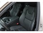 Volvo V90 2.0 T8 Plug-in hybrid AWD Ultra Dark |Luchtvering|360 graden camera | Blind spot | Verwarmbare voorstoelen en achterbank | Verwarmbaar stuurwiel | Geventileerde stoelen | Trekhaak | Android Auto/Apple CarPlay | Bowers & Wilkens Audio systeem | Elektrisch verstelbare stoelen met geheugen |