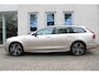 Volvo V90 2.0 T8 Plug-in hybrid AWD Ultra Dark |Luchtvering|360 graden camera | Blind spot | Verwarmbare voorstoelen en achterbank | Verwarmbaar stuurwiel | Geventileerde stoelen | Trekhaak | Android Auto/Apple CarPlay | Bowers & Wilkens Audio systeem | Elektrisch verstelbare stoelen met geheugen |