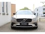 Volvo V90 2.0 T8 Plug-in hybrid AWD Ultra Dark |Luchtvering|360 graden camera | Blind spot | Verwarmbare voorstoelen en achterbank | Verwarmbaar stuurwiel | Geventileerde stoelen | Trekhaak | Android Auto/Apple CarPlay | Bowers & Wilkens Audio systeem | Elektrisch verstelbare stoelen met geheugen |