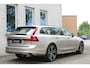 Volvo V90 2.0 T8 Plug-in hybrid AWD Ultra Dark |Luchtvering|360 graden camera | Blind spot | Verwarmbare voorstoelen en achterbank | Verwarmbaar stuurwiel | Geventileerde stoelen | Trekhaak | Android Auto/Apple CarPlay | Bowers & Wilkens Audio systeem | Elektrisch verstelbare stoelen met geheugen |
