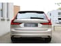 Volvo V90 2.0 T8 Plug-in hybrid AWD Ultra Dark |Luchtvering|360 graden camera | Blind spot | Verwarmbare voorstoelen en achterbank | Verwarmbaar stuurwiel | Geventileerde stoelen | Trekhaak | Android Auto/Apple CarPlay | Bowers & Wilkens Audio systeem | Elektrisch verstelbare stoelen met geheugen |