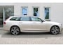 Volvo V90 2.0 T8 Plug-in hybrid AWD Ultra Dark |Luchtvering|360 graden camera | Blind spot | Verwarmbare voorstoelen en achterbank | Verwarmbaar stuurwiel | Geventileerde stoelen | Trekhaak | Android Auto/Apple CarPlay | Bowers & Wilkens Audio systeem | Elektrisch verstelbare stoelen met geheugen |