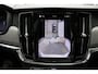 Volvo V90 2.0 T8 Plug-in hybrid AWD Ultra Dark |Luchtvering|360 graden camera | Blind spot | Verwarmbare voorstoelen en achterbank | Verwarmbaar stuurwiel | Geventileerde stoelen | Trekhaak | Android Auto/Apple CarPlay | Bowers & Wilkens Audio systeem | Elektrisch verstelbare stoelen met geheugen |