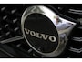 Volvo V90 2.0 T8 Plug-in hybrid AWD Ultra Dark |Luchtvering|360 graden camera | Blind spot | Verwarmbare voorstoelen en achterbank | Verwarmbaar stuurwiel | Geventileerde stoelen | Trekhaak | Android Auto/Apple CarPlay | Bowers & Wilkens Audio systeem | Elektrisch verstelbare stoelen met geheugen |