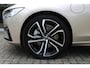 Volvo V90 2.0 T8 Plug-in hybrid AWD Ultra Dark |Luchtvering|360 graden camera | Blind spot | Verwarmbare voorstoelen en achterbank | Verwarmbaar stuurwiel | Geventileerde stoelen | Trekhaak | Android Auto/Apple CarPlay | Bowers & Wilkens Audio systeem | Elektrisch verstelbare stoelen met geheugen |